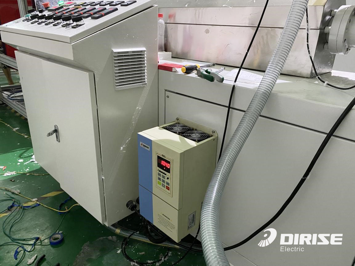 國產(chǎn)變頻器廠家德瑞斯-熔噴布設(shè)備擠出機變頻器應(yīng)用案例